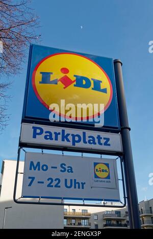 Discounter Lidl, Logo, Schild, Parkplatz, Deutschland, Europa Stockfoto