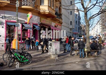 Lange vor Eisladen in Kreuzberg, Vorfruehling in Berlin Mitte Februar 2021 Stockfoto