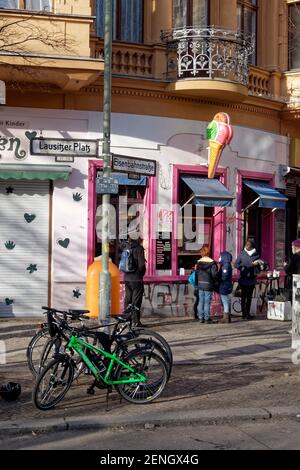 Lange vor Eisladen in Kreuzberg, Vorfruehling in Berlin Mitte Februar 2021 Stockfoto