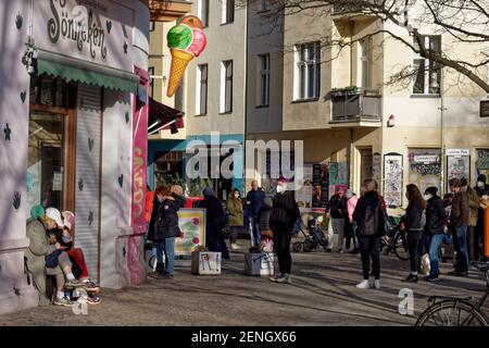 Lange vor Eisladen in Kreuzberg, Vorfruehling in Berlin Mitte Februar 2021 Stockfoto