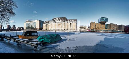 Winter in Berlin, vereiste Spree, Anlegeweg, Boote im Eis, Osthafen, Deutschland Stockfoto