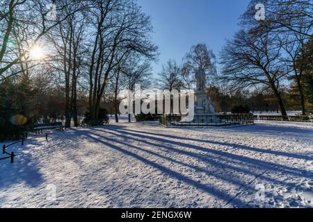 Goethe Denkmal im verschneiten Tiergarten, Berlin Stockfoto