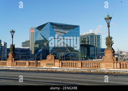 Cube Berlin, modernes Buerogebaeude am Washingtonplatz , Hauptbahnhof. Glasfassade, Spiegelung, Architekturbüro 3XN . Voll digitalisiertes Gebäude, Stockfoto