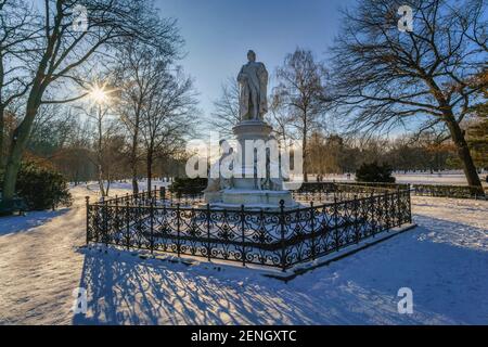 Goethe Denkmal im verschneiten Tiergarten, Berlin Stockfoto