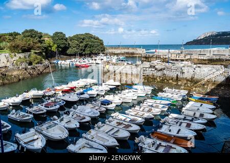 Blick auf den Hafen von Mundaka an der Mündung des Urdaibai Ria im Golf von Biskaya im Baskenland, Spanien. Mundaka ist berühmt für seine Brandung Stockfoto