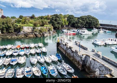 Blick auf den Hafen von Mundaka an der Mündung des Urdaibai Ria im Golf von Biskaya im Baskenland, Spanien. Mundaka ist berühmt für seine Brandung Stockfoto