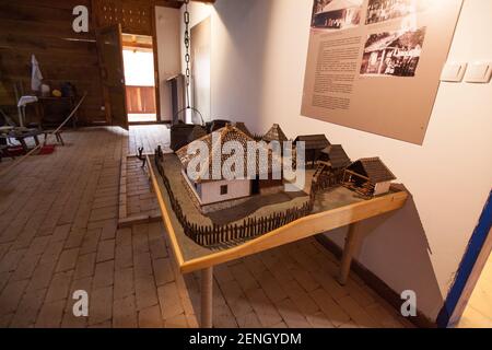 Museumsausstellung, Schauplatz des Nationalmuseums Valjevo im Dorf Brankowina. Serbien Stockfoto