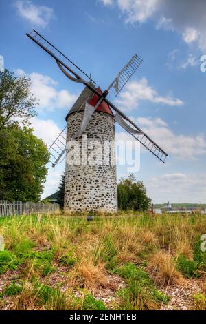 Eine Vertikale des Moulin de Pointe-aux-Trembles, eine Steinmühle aus Quebec, Kanada. Erbaut 1719 nach französischem Design Stockfoto