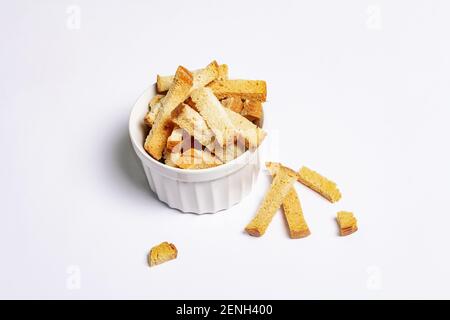 Hausgemachte Croutons in Schüssel isoliert auf weißem Hintergrund. Knusprige Speisen, Snacks, Vorspeise Stockfoto