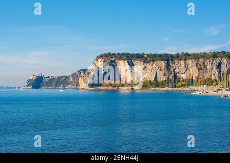 Der Golf von Triest, Friaul-Julisch Venetien, Nordostitalien. Blick in die Ferne auf das Schloss Duino Stockfoto