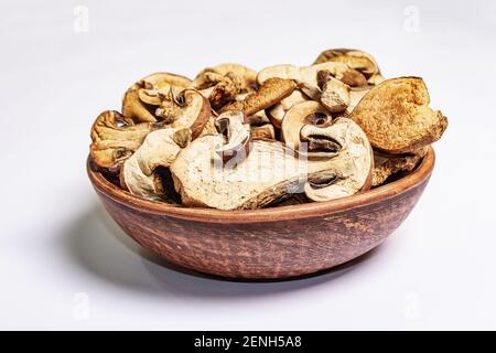 Getrocknete Pilze Boletus edulis (Penny Bun, Cep, Porcini) isoliert auf weißem Hintergrund. Zutat für vegetarische (vegane) gesunde Lebensmittel Stockfoto