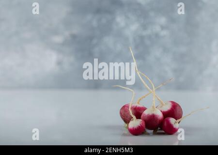 Weitwinkel-Foto von frischen Bio-Radieschen auf weißem Hintergrund Stockfoto