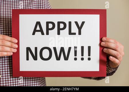 Bild des Mannes, der Papier mit Text hält, jetzt anwenden. Stockfoto