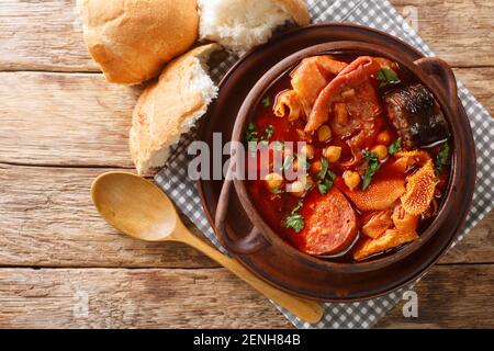 Heißer Callos Madrilenos aus Kutteln, Chorizo, Blutwurst und Kichererbsen in einer würzigen Soße in einer Schüssel auf dem Tisch. Horizontale Draufsicht abov Stockfoto