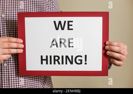 Bild eines Mannes, der Papier hält, mit Text, den wir einstellen. Stockfoto