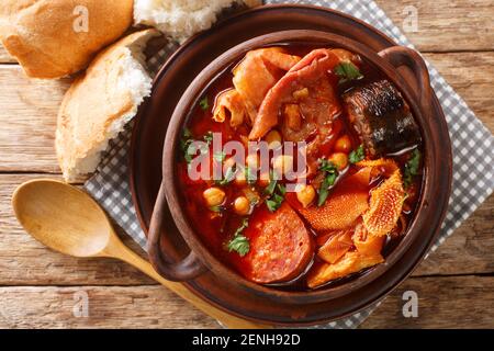 Slow Cooker Callos spanish Traditional Food Nahaufnahme in der Schüssel auf dem Tisch. Horizontale Ansicht oben Stockfoto