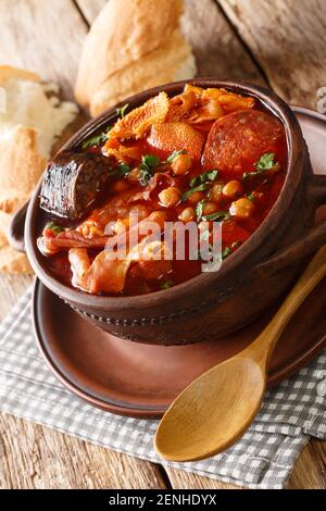 Madrid Style Kutteln Rezept Callos Madrilenos Nahaufnahme in der Platte auf dem Tisch. Vertikal Stockfoto