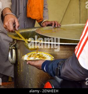 Lebensmittelverteilung während der Bauern Protestgrenze, wo indische Sikh und Hindu-Bauern aus Punjab, Uttar Pradesh und Uttarakhand Staaten Proteste Delh Stockfoto