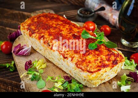 Amerikanischer Hackbraten mit Hühnerfleisch, Kürbis und grünen Erbsen. Gebackenes Hähnchenfleisch Stockfoto