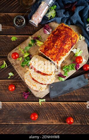 Amerikanischer Hackbraten mit Hühnerfleisch, Kürbis und grünen Erbsen. Gebackenes Hähnchenfleisch. Draufsicht Stockfoto