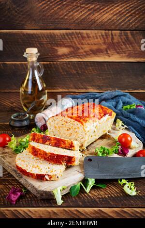 Amerikanischer Hackbraten mit Hühnerfleisch, Kürbis und grünen Erbsen. Gebackenes Hähnchenfleisch Stockfoto