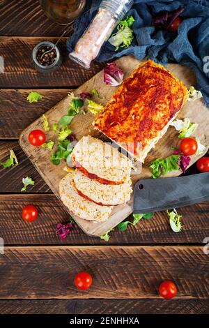 Amerikanischer Hackbraten mit Hühnerfleisch, Kürbis und grünen Erbsen. Gebackenes Hähnchenfleisch. Draufsicht Stockfoto