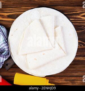 Runder Lavasch auf einem Holzhintergrund. Isoliertes Pita-Brot Stockfoto