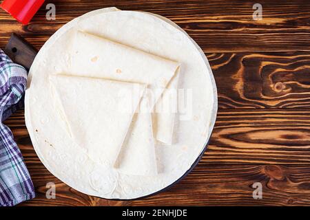 Runder Lavasch auf einem Holzhintergrund. Isoliertes Pita-Brot Stockfoto