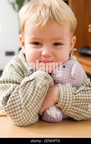 Kleiner Junge mit Kuscheltier, MR: JA Stockfoto