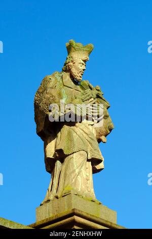 Deutschland, Hessen,Seligenstadt,Nepomuk-Statue an der Hans-Memling-Schule Stockfoto