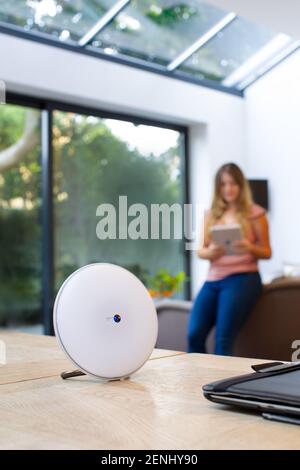 Home WiFi-Router mit Frauen, die auf Web auf iPad Stockfoto