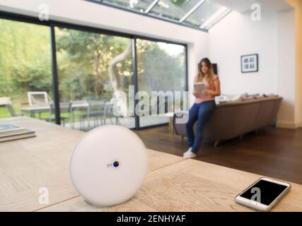 Home WiFi-Router mit Frauen, die auf Web auf iPad Stockfoto