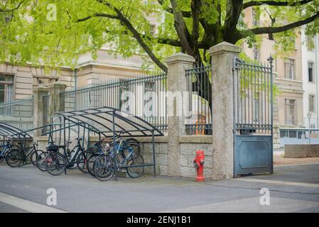 Ein Fahrrad auf der Seite eines Gebäudes geparkt Stockfoto