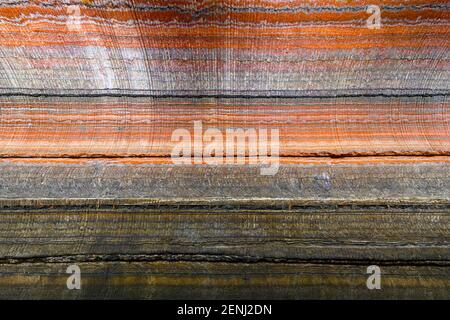 Unterirdisches mehrfarbiges Hintergrundfragment mit Spuren großer Bohrgeräte An der Wand in Kalium- und Natriumsalzen Stockfoto