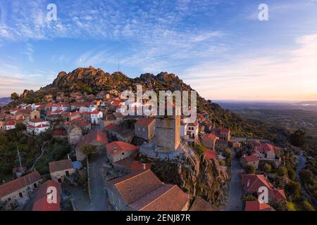 Drohne Luftpanorama Ansicht von Monsanto historischen Dorf bei Sonnenuntergang, in Portugal Stockfoto