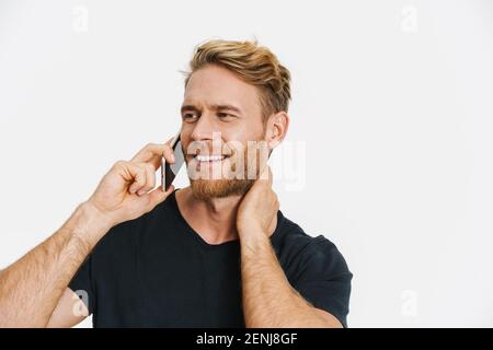 Fröhlich kaukasischen blonden Mann lächeln und sprechen auf Handy isoliert Auf weißem Hintergrund Stockfoto