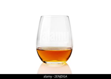 Glas Whiskey oder Whisky oder american Kentucky Bourbon mit Spiegelung im Flugzeug. Isoliert auf Weiß Stockfoto