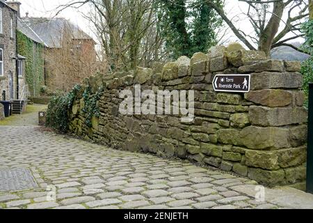 Ein Schild, das den Weg zum Torrs Riverside Park, New Mills, Derbyshire anzeigt. Stockfoto