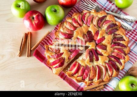 Leckerer Apfelkuchen auf weißem Teller, Herbstbackkonzept. Hausgemachte Bio-Apfelkuchen Dessert bereit zu essen. Stockfoto