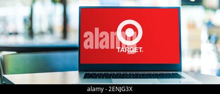 POZNAN, POL - 6. JAN 2021: Laptop-Computer mit Logo der Target Corporation, einem amerikanischen Einzelhandelsunternehmen Stockfoto