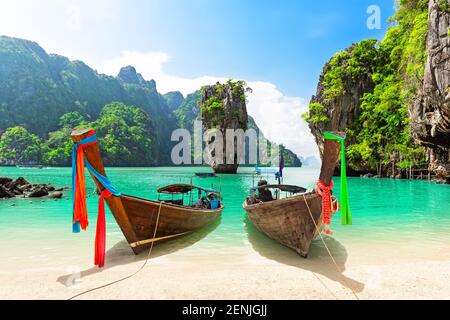 Berühmte James Bond Insel in der Nähe von Phuket in Thailand. Reisefoto der James Bond Insel mit traditionellem thailändischen Longtail-Boot aus Holz und wunderschönem Sandbeac Stockfoto