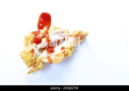 Knusprig gebratenes Hühnerfleisch mit Brotkrume und Eigelb Auf weißem Hintergrund Stockfoto