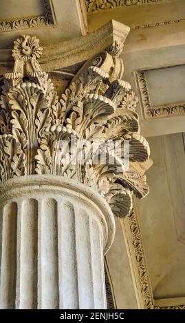 Column Capital close up - architektonisches Element der antiken Gebäude Dekoration. Obere Ansicht der Steinsäulendekor - gebogene Blätter. Stockfoto