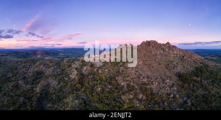 Drohne Luftpanorama Ansicht von Monsanto historischen Dorf bei Sonnenuntergang, in Portugal Stockfoto