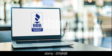 POZNAN, POL - JAN 6, 2021: Laptop-Computer mit Logo des Better Business Bureau, einer gemeinnützigen Organisation, deren selbstbeschriebene Mission es ist Stockfoto