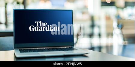 POZNAN, POL - 6. JANUAR 2021: Laptop-Computer mit Logo des Guardian, einer britischen Tageszeitung Stockfoto