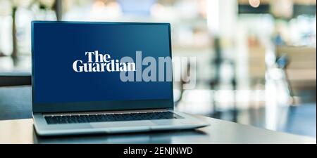 POZNAN, POL - 6. JANUAR 2021: Laptop-Computer mit Logo des Guardian, einer britischen Tageszeitung Stockfoto