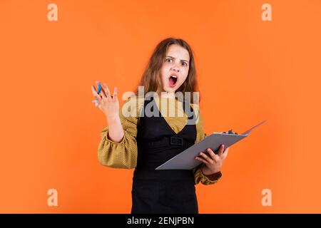 Erstaunt suchen Kind Mädchen mit Dokument-Ordner, Problem. Stockfoto