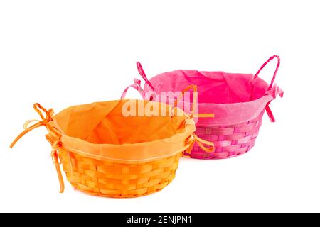 Zwei leere Korbkörbe isoliert auf weißem Hintergrund. Stockfoto