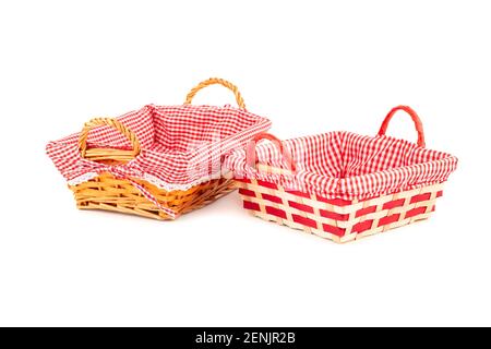 Zwei leere Korbkörbe isoliert auf weißem Hintergrund. Stockfoto